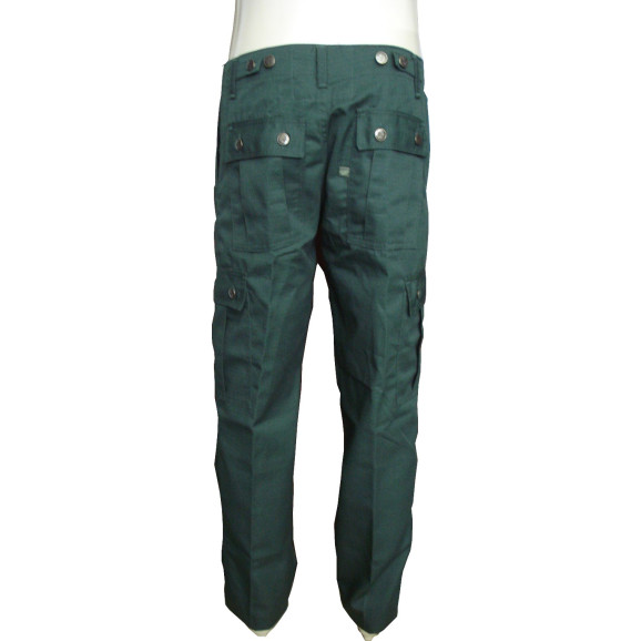 calça verde militar atrás